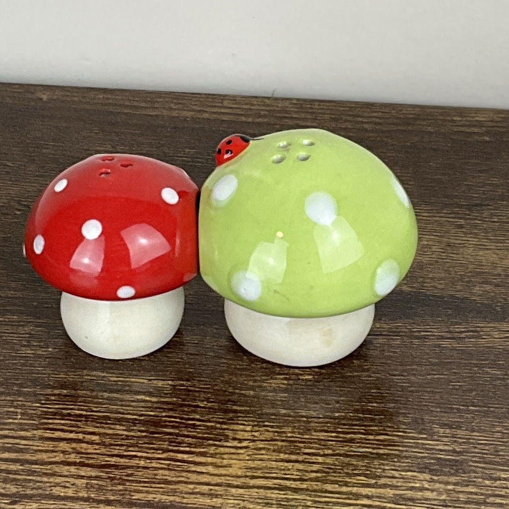 Mushroom Shakers Polka Dot‎ With Lady Bug Toadstool Salt & Pepper Set Vintage - Picture 2 of 7